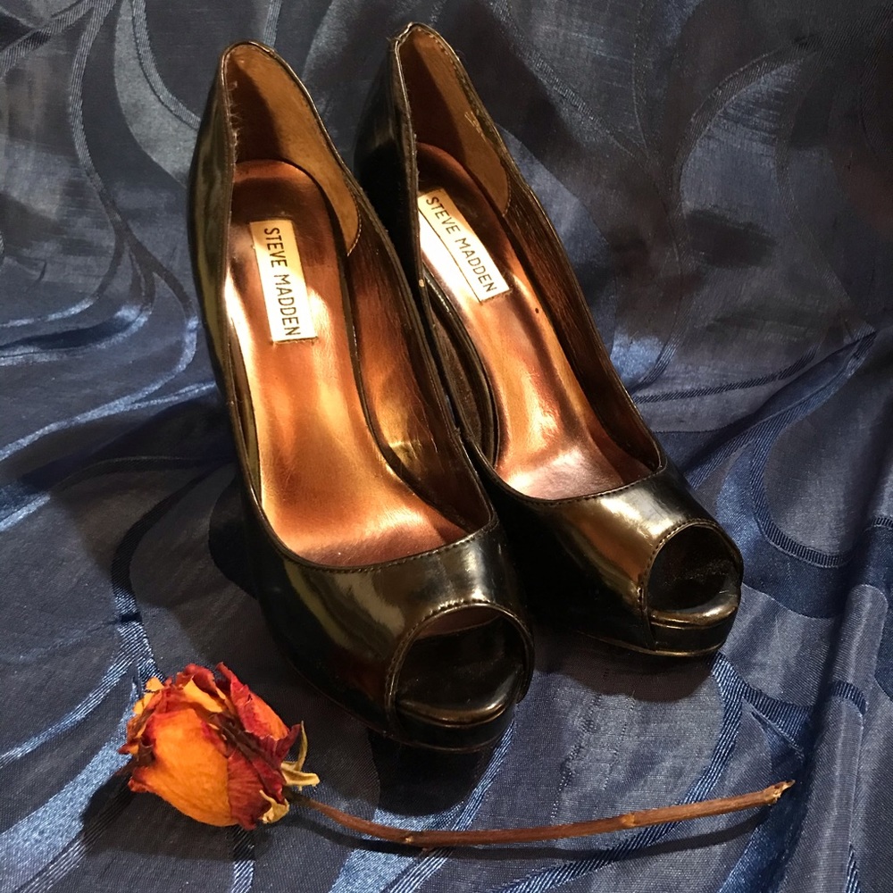 Steve Madden 5” Black Patent Platform Pumps